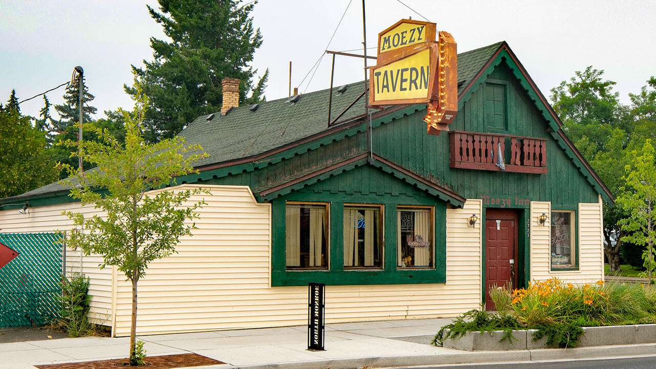 Moezy Inn Tavern